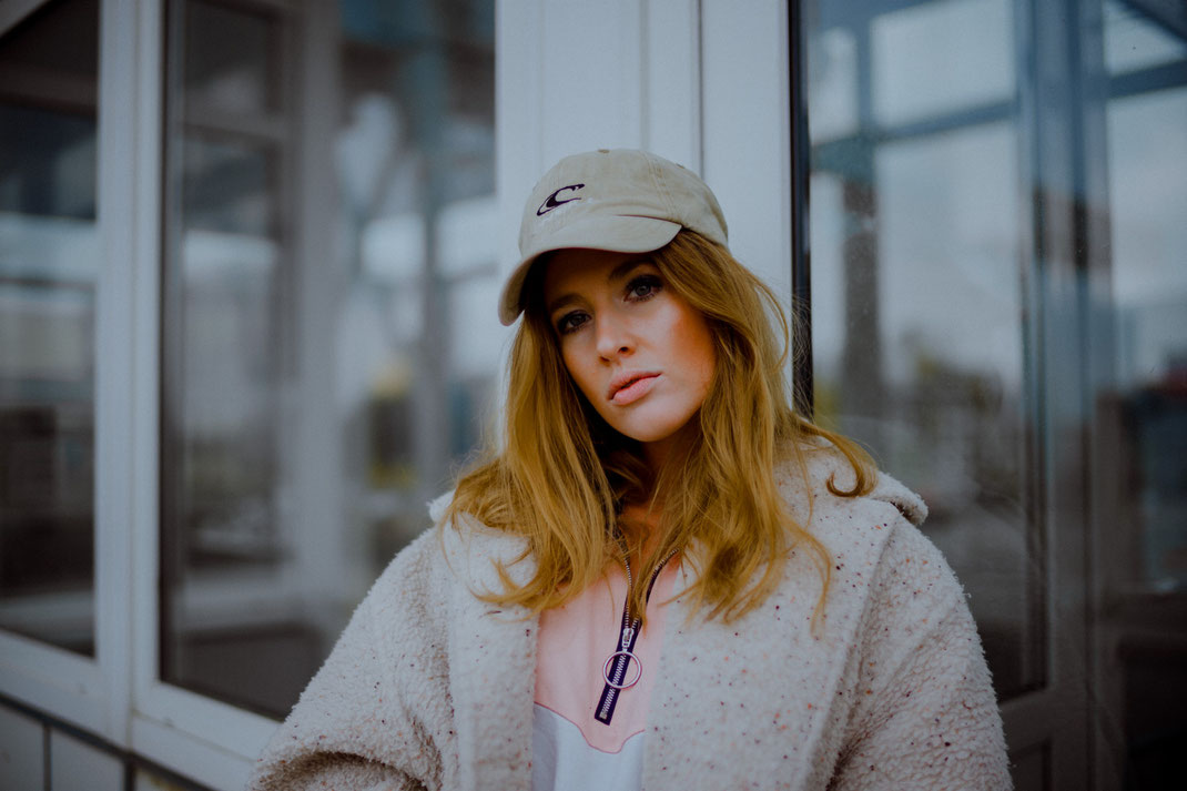 Junge Frau mit coolem Outfit und Cap beim Fotoshooting in Oldenburg Niedersachsen