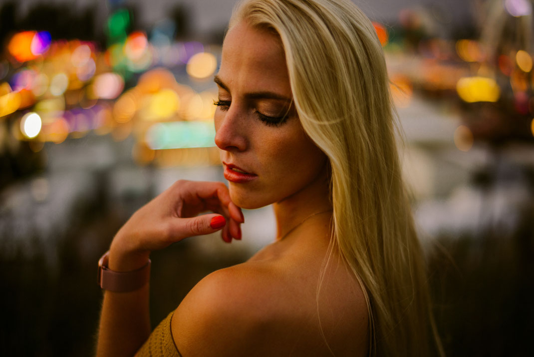 Fotoshooting auf dem Oldenburger Kramermarkt mit einer jungen Frau Fotograf Oldenburg
