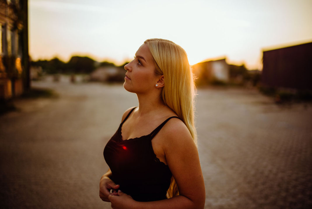 Blonde Frau blickt zur Seite