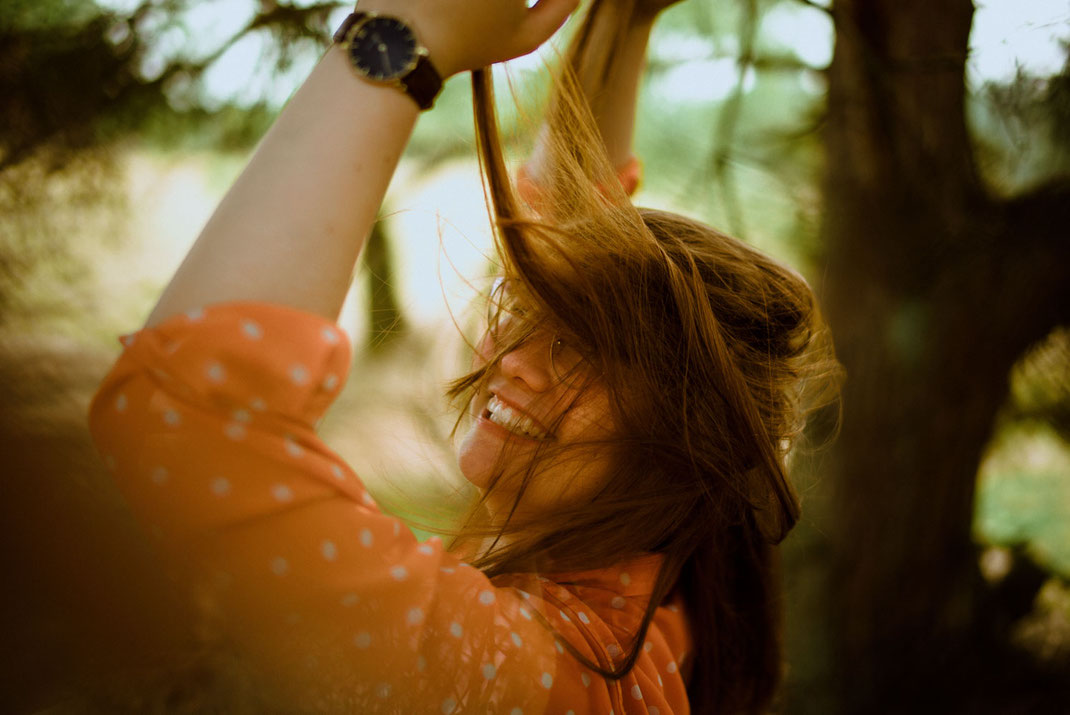 Haare wirbeln durch die Luft