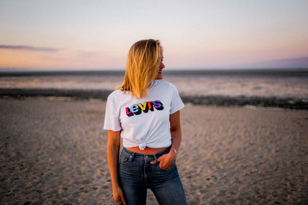 Junge Frau beim Fotoshooting an der Nordsee