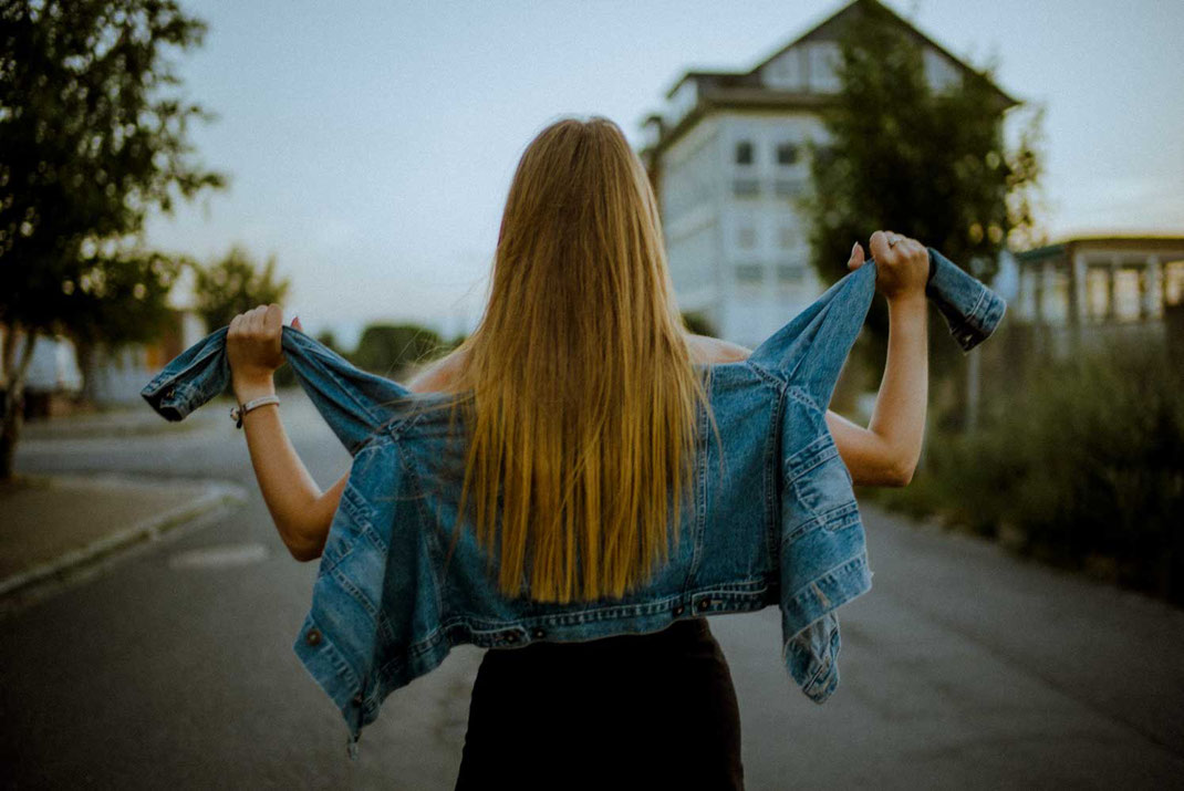 Rückansicht einer Frau mit Jeansjacke