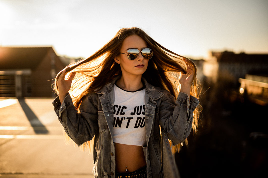 Frau mit cooler Sonnenbrille beim Fotoshooting in Oldenburg
