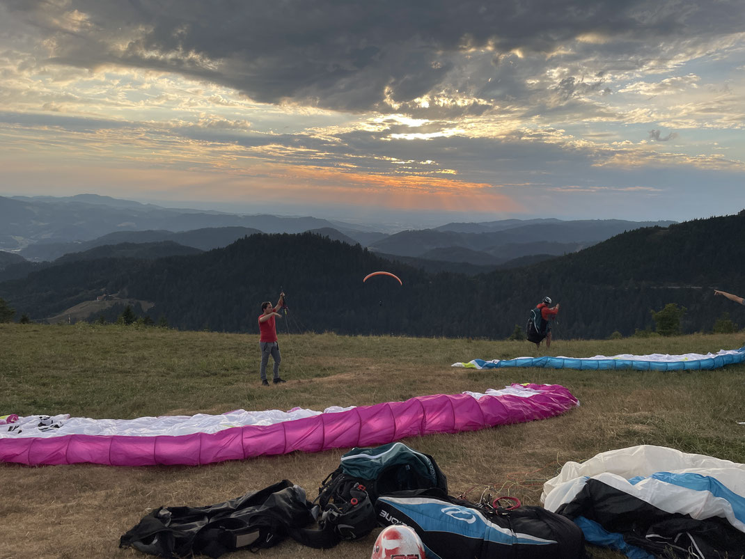 Gleitschirmschule Air-Time Paragliding im Schwarzwald Flugschule Oberkirch Gleitschirmflugschule zentral zwischen den Großstädten Karlsruhe, Offenburg, Freiburg und Stuttgart