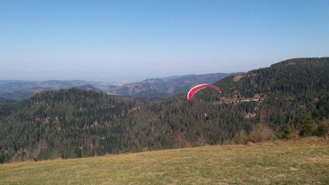 Gleitschirmschule Air-Time Paragliding im Schwarzwald Flugschule Oberkirch Gleitschirmflugschule zentral zwischen den Großstädten Karlsruhe, Offenburg, Freiburg und Stuttgart