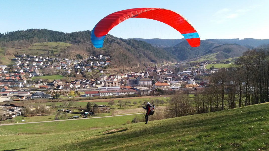 Gleitschirmschule Air-Time Paragliding im Schwarzwald Flugschule Oberkirch Gleitschirmflugschule Übungshang in Oppenau