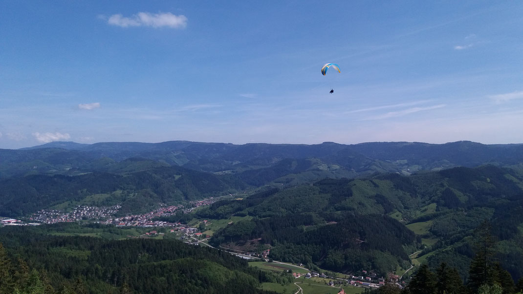 Gleitschirmflugschule Air-Time im Schwarzwald Flugschule Oberkirch Gleitschirmschule Gleitschirmreisen zentral zwischen den Großstädten Karlsruhe, Offenburg, Freiburg und Stuttgart