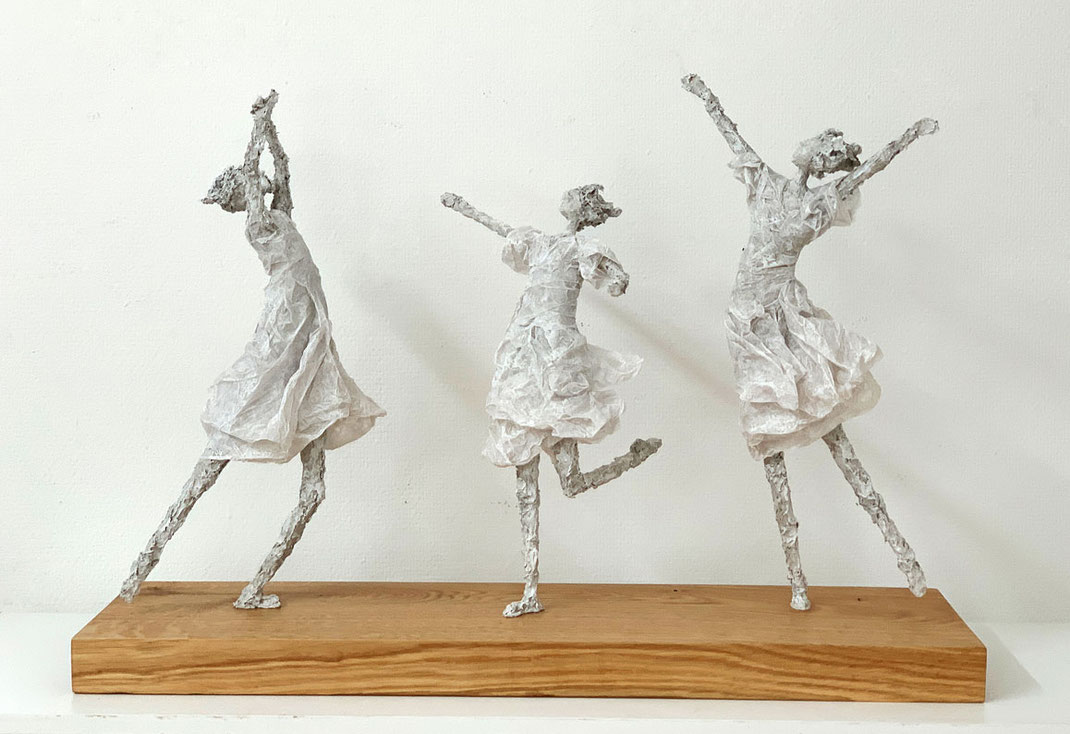 Monochrome Papier-Skulptur in privater Sammlung – Beispiel für Auftragsarbeiten von Claudia König. Zeitgenössische Skulptur aus Pappmache und Papier-Komposit in wabi-sabi-Ästhetik, Unikat von Claudia König