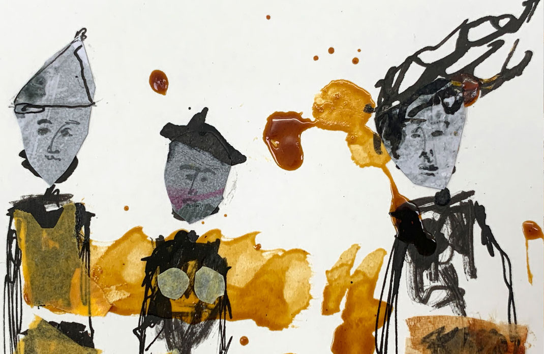 Nahaufnahme einer expressiven Grafik von Claudia König auf Papier. Der schmale Bildausschnitt zeigt drei abstrakte Menschen und macht die glänzende Schicht des Schellacks sowie die Struktur des verwendeten Klebebands detailliert sichtbar.