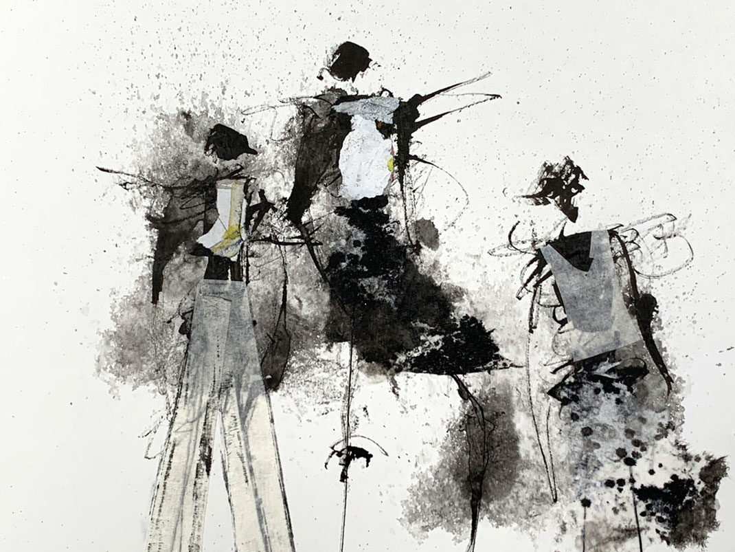 Zeitgenössische Grafik von Claudia König auf Papier im Format DIN A3. Eine expressive schwarz-weiße Tuschezeichnung mit grobem Pinselstrich und reduzierten Collage-Elementen zeigt eine abstrakte Darstellung von Menschen.