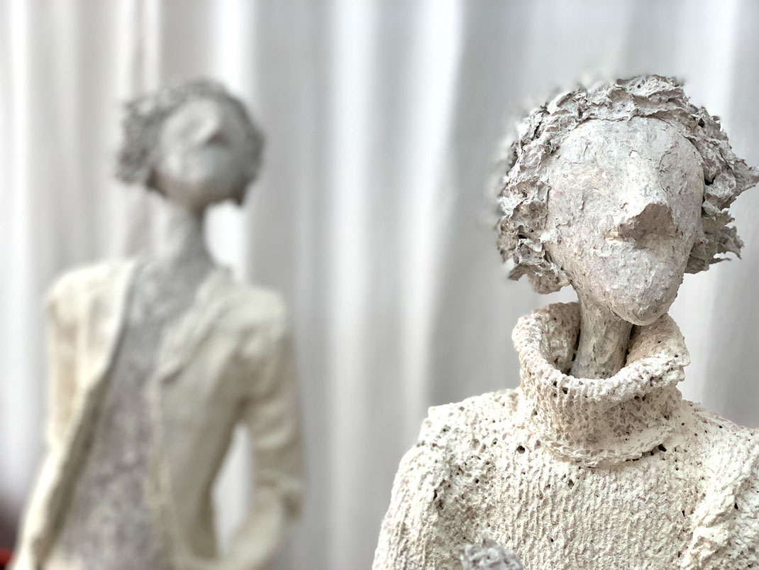 Detailansicht einer Skulptur mit Struktur aus Papier-Komposit (Pappmache) und Textil.
