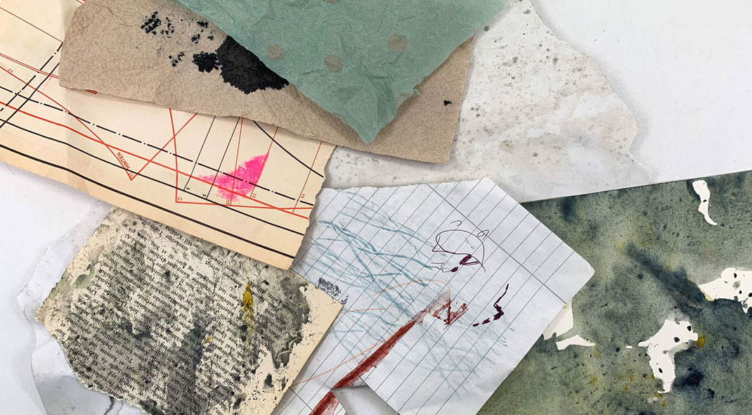  Zeugen des Alltags: Alte Buchseiten und Plakatreste für künstlerische Collagen und Mixed-Media-Kunst von Claudia König.