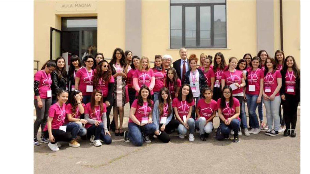 eccoci qui in una foto di gruppo con l'Ambasciatore degli USA!