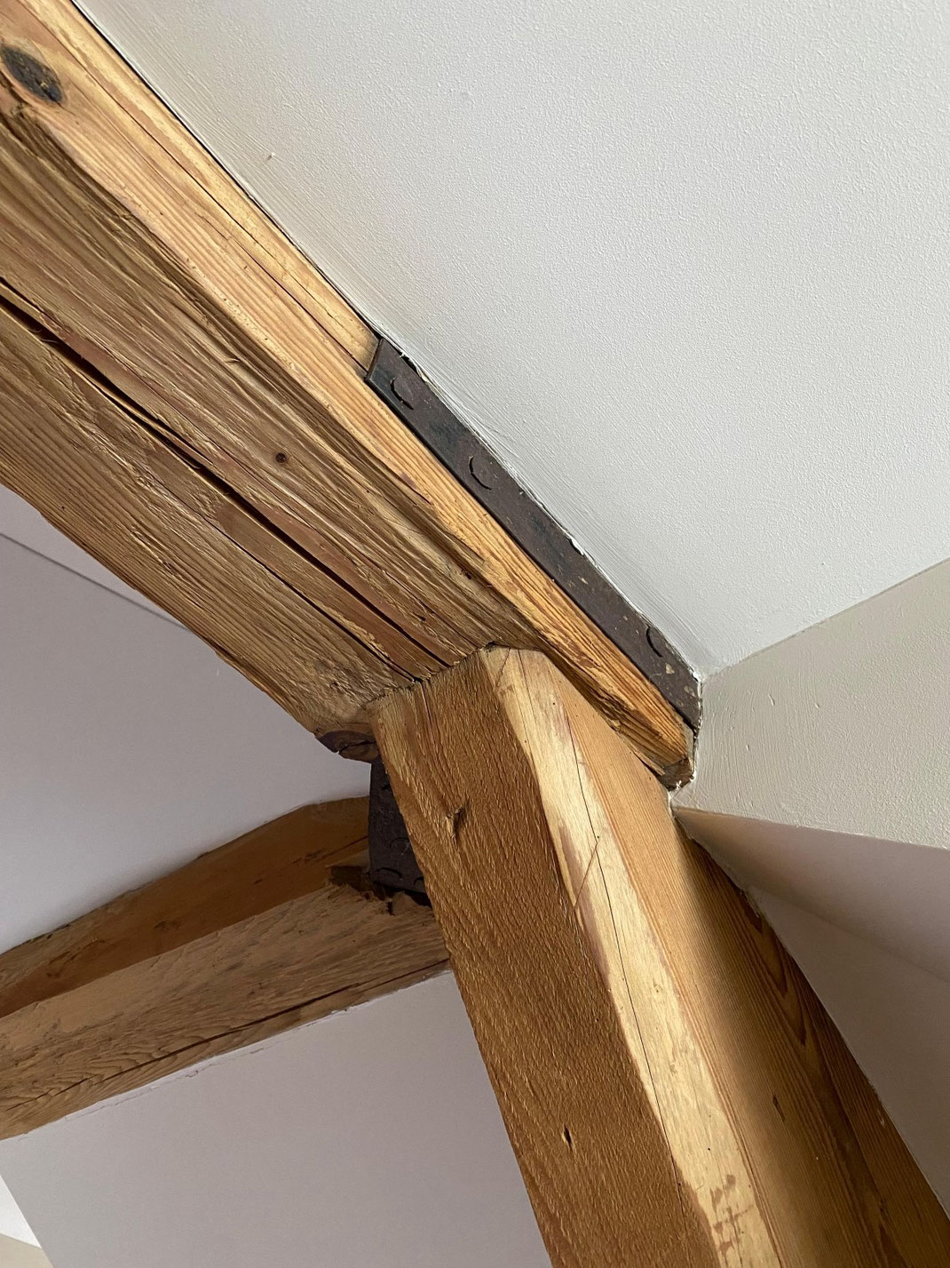 Balken Massive handgehackte Altholzbalken als Deckenbalken im Wohnraum