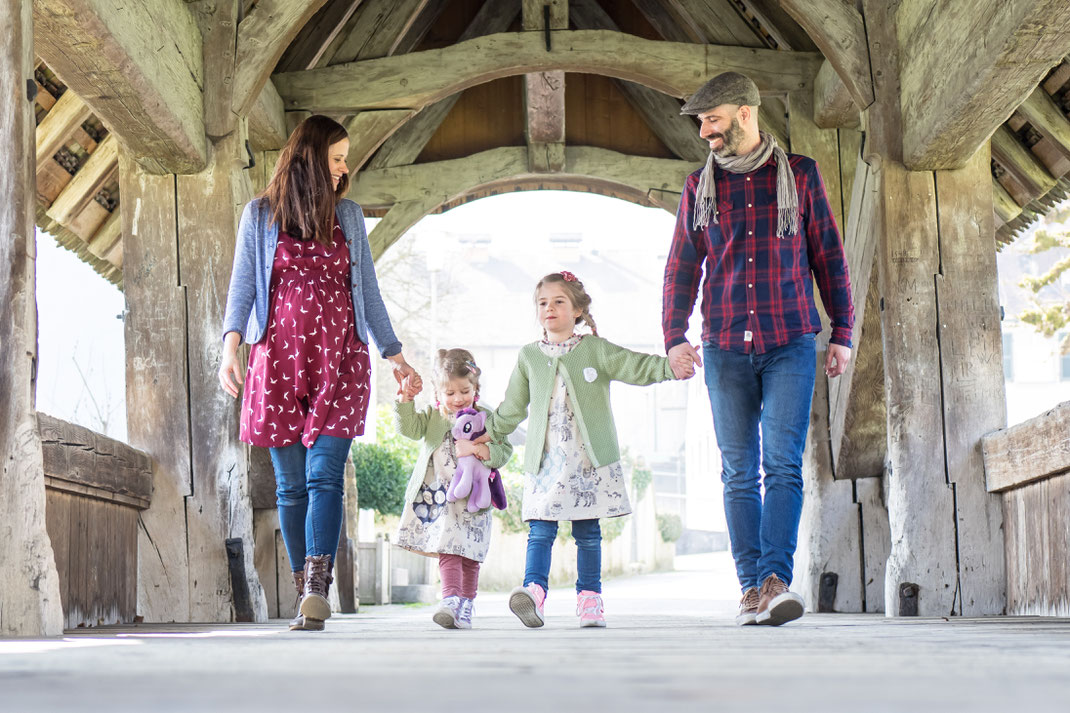 Familien-Fotoshooting, Holzbrücke im Schloss Zwingen