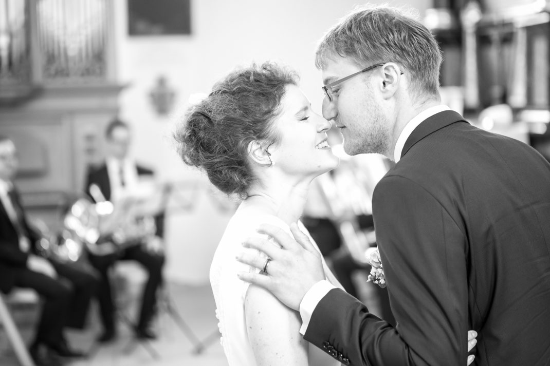 Hochzeitspaar in Kapelle, Hochzeitsfotografie, Hochzeitsfotograf, Kapelle St. Verena in Zug