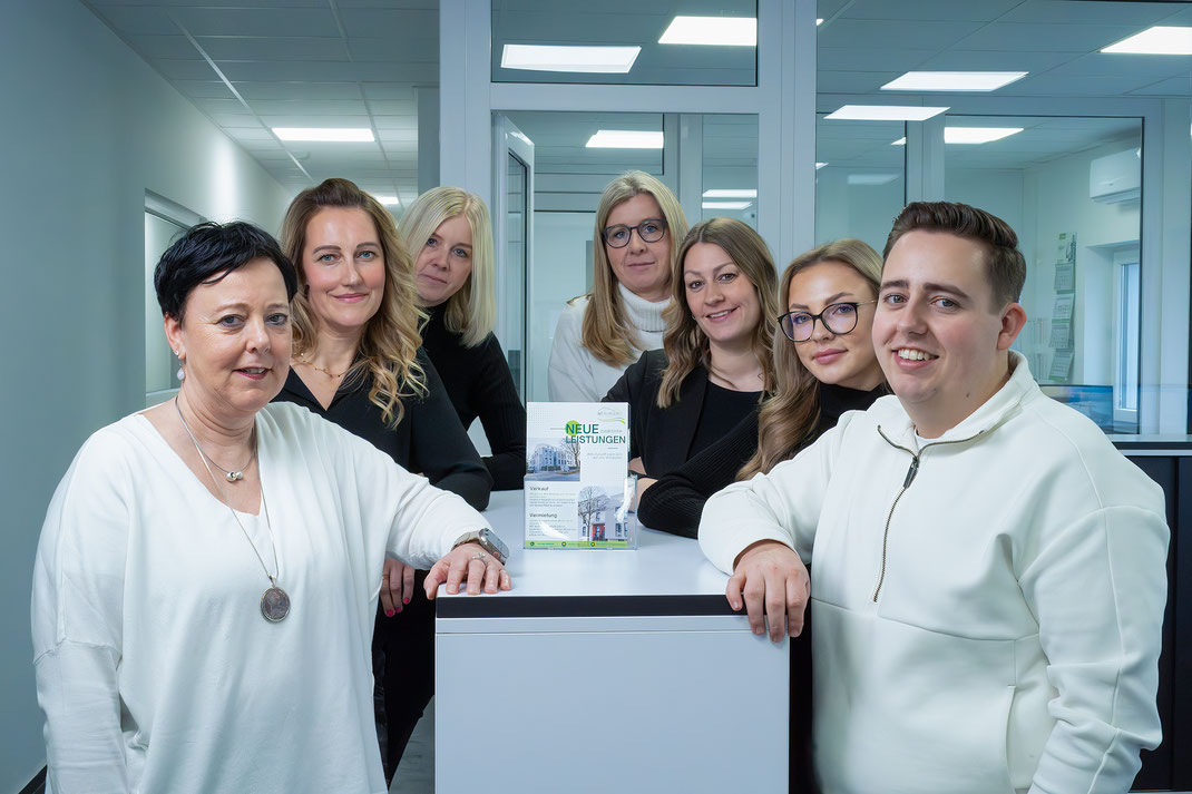 Teamfoto der IMT Ruhrgebiet GmbH-entstanden beim Business-Shooting in den Geschäftsräumen des Unternehmens