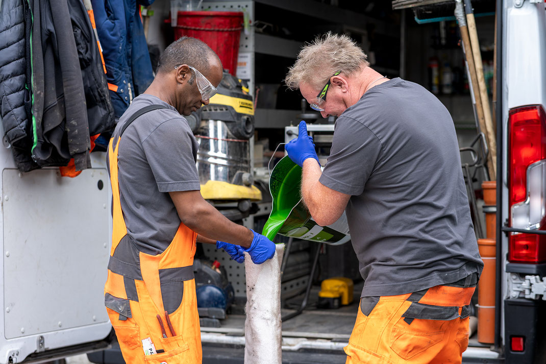 Mitarbeiter bei Vorbereitung zur Kanalsanierung in Oberhausen-AS Abfluss Service- Foto Businessfotograf Olaf Spöllmink