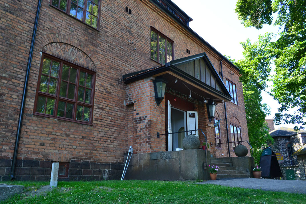 Het oude laboratorium in Forsbacka. Hierin is nu een café gevestigd. Helaas ish et gebouw alleen via een trapje bereikbaar. 