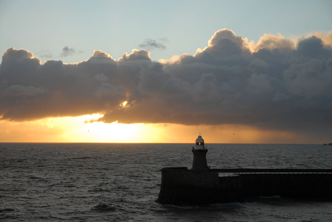 We varen de Tyne binnen vanaf de Noordzee begeleid door een waterig zonnetje dat vanachter de wolken piekt. 