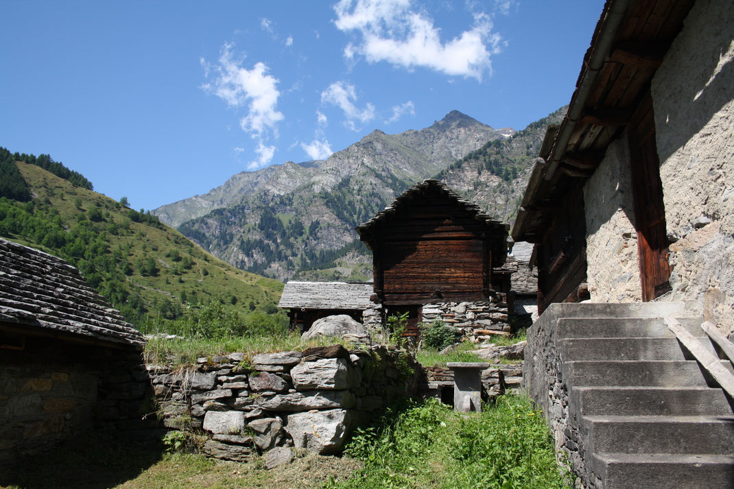 Dandio, vergezicht in de bergen richting Lukmanierpass. Tessin. Zwitserland