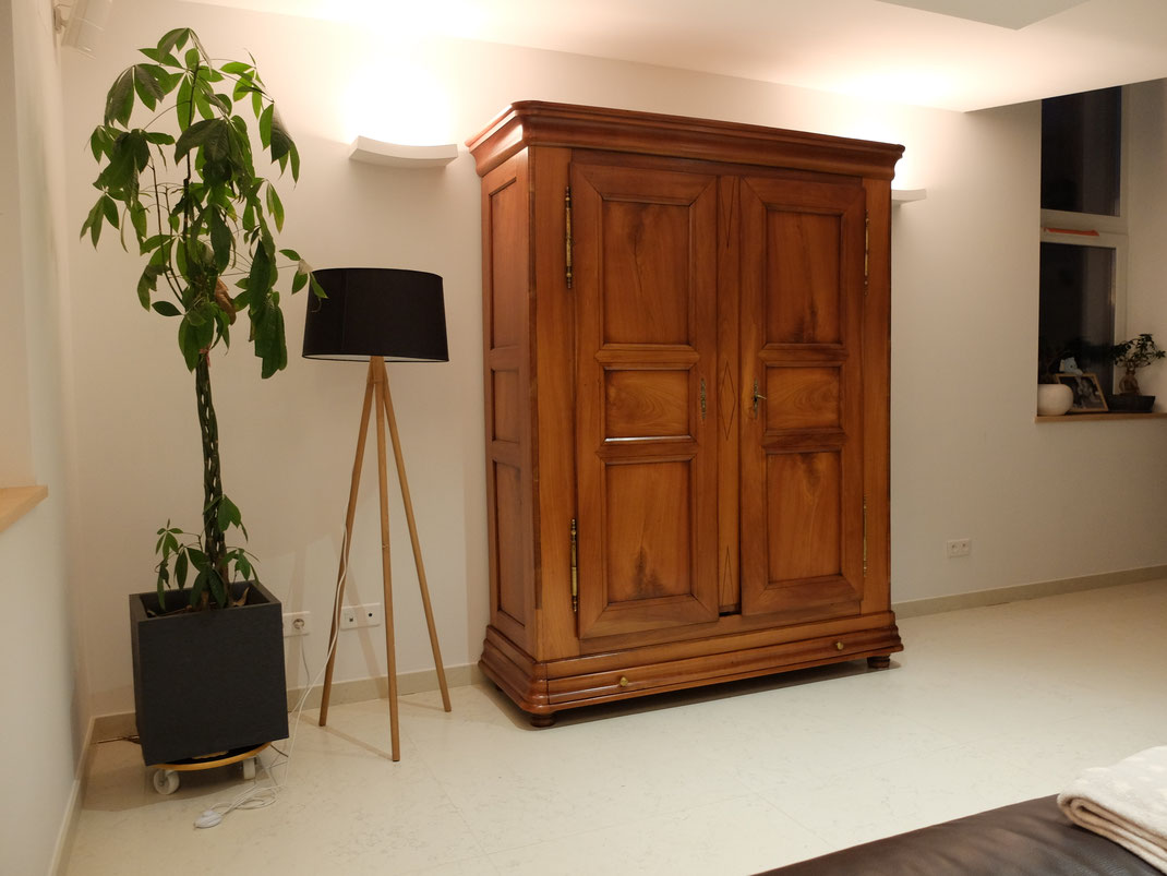 Armoire en merisier décapée puis teintée et vernis