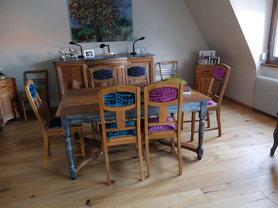 Chaises en chêne massif, restaurées puis habillées de couleurs