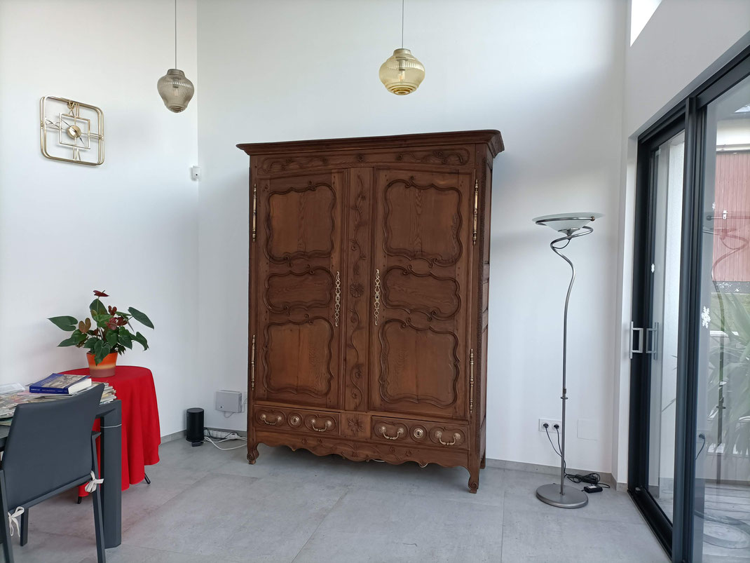 Armoire en chêne d'époque dans un cadre comptemporain 