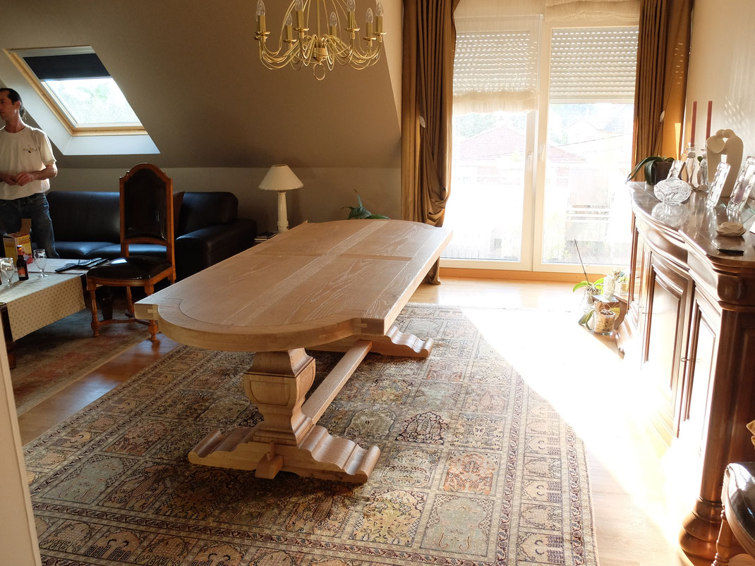 Table monastère en chêne massif décapée puis vernis.