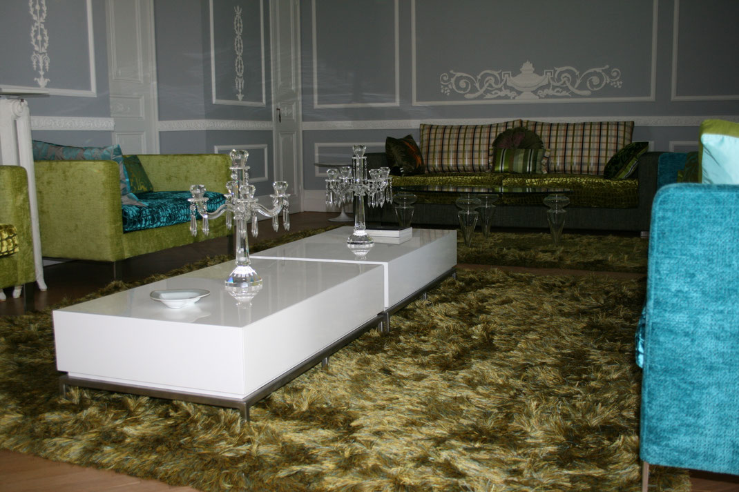 Tables basses sur pieds inox. L'ensemble a été laqué, vernis, poli et lustré. Finition haut brillant