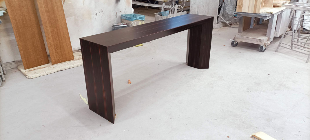 Console comptemporaine en ziricote.