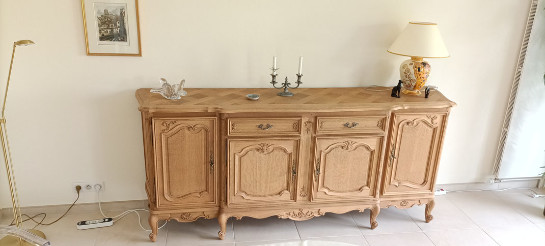 Enfilade en chêne massif, décapée puis vernis en effet bois brut.