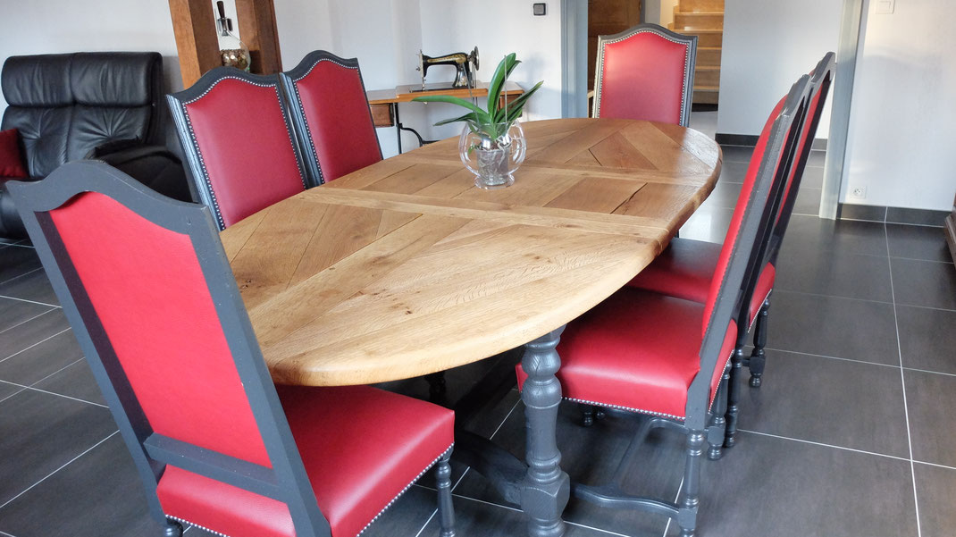 Table en chêne massif, décapée, puis vernis. Les pieds ont été laquées en anthracite