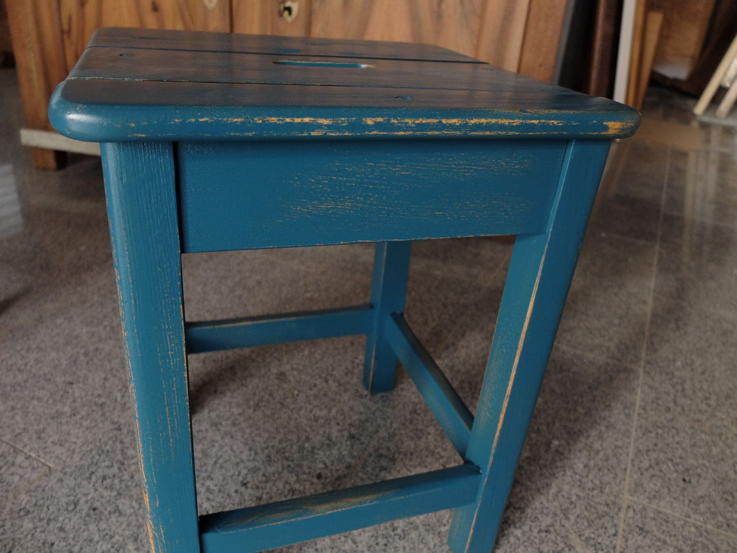 Petit tabouret décapé puis laqué et essuyé en bleu