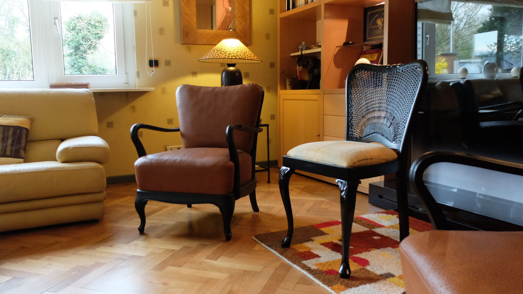 Fauteuil et chaises décapés et laqués en noir profond