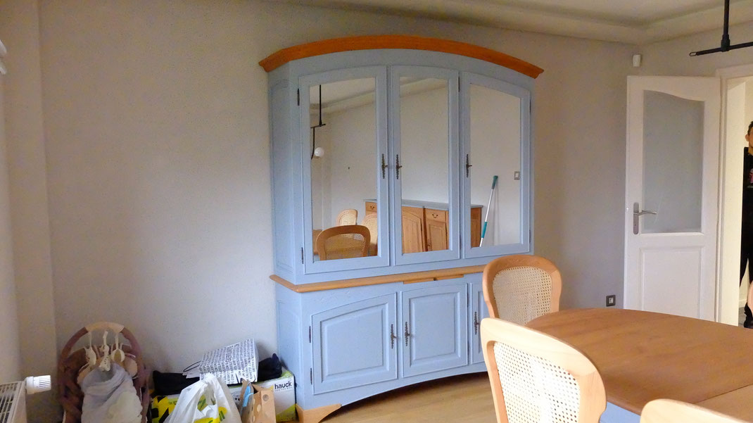 Vaisselier en merisier massif, il a été miroité puis nous l'avons laqué en bleu ciel pour le faire entrer dans un intérieur plus actuel