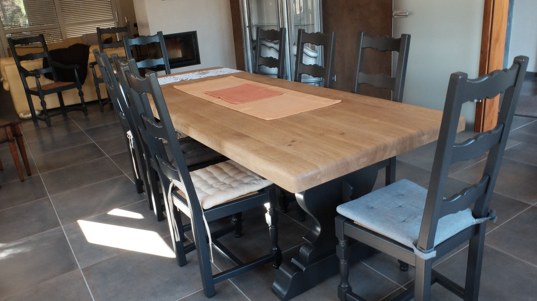 Table monastère, le plateau a été décapé et vernis. Les pieds fondus avec les chaises en anthracite.
