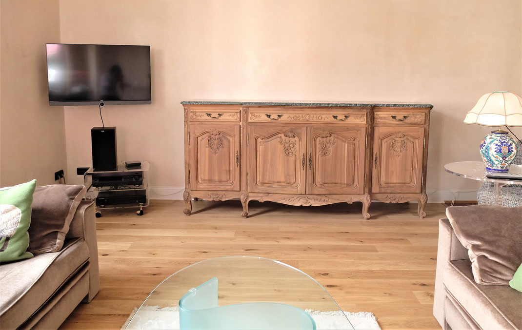 enfilade en noyer décapée et vernis en effet bois naturel anthonee