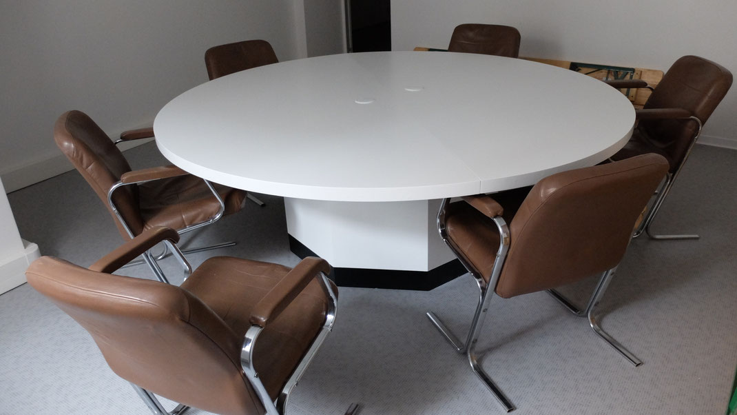 Grande table ronde de travail restaurée puis laquée en blanc.