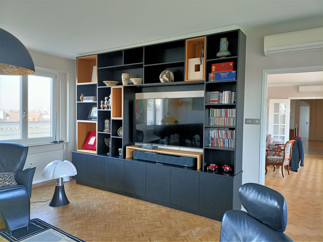 agencement TV audio comptemporain  de salon en laque noire anthonee