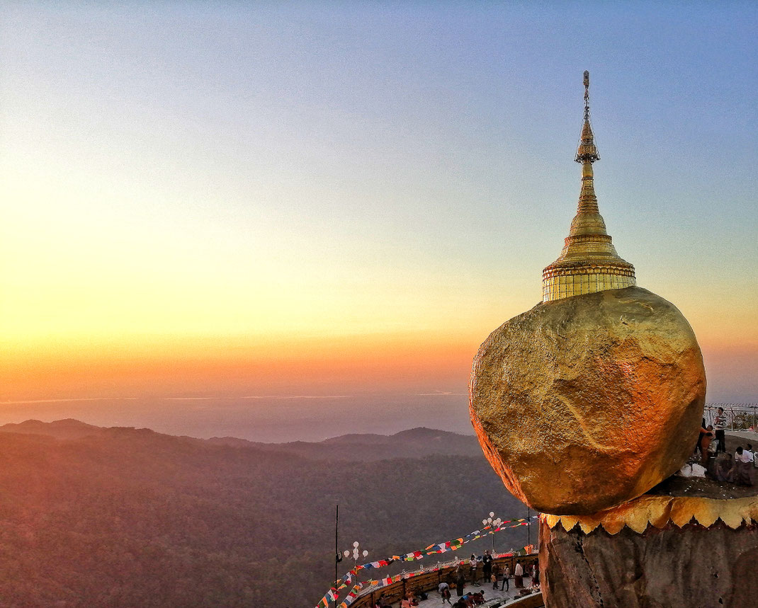 GOLDEN ROCK BURMA MYANMAR WWW.FREISCHWINGEN.DE  Ziel des Energetischen Feng Shui ist es die gebundene und blockierte Lebensenergie in Fahrt zu bringen, Blockaden zu lösen und Yin und Yang auszugleichen. Die äussere Ordnung beeinflusst die Innere.   