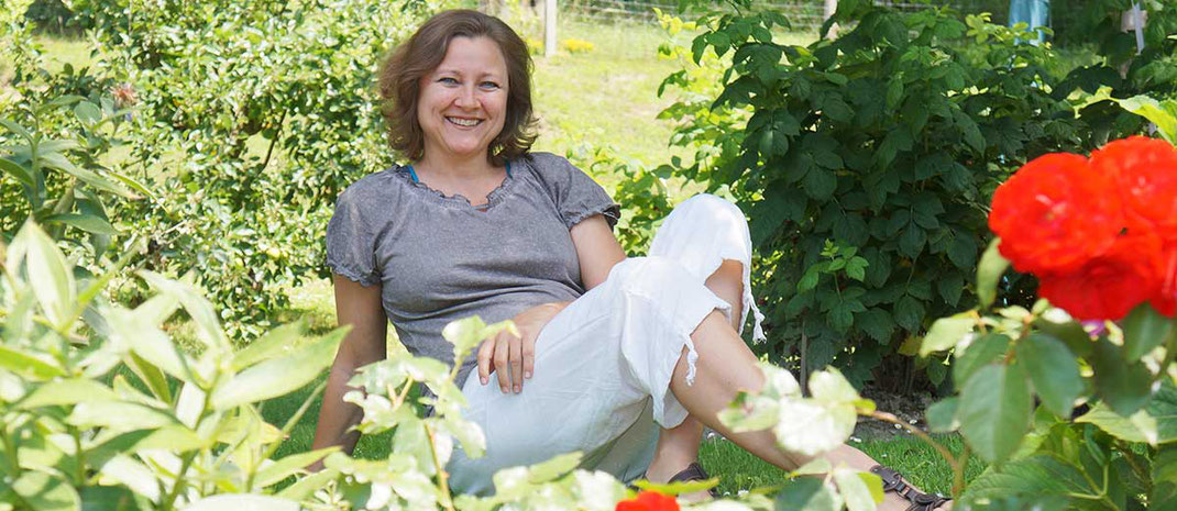 Andrea Pretterhofer im eigenen Garten sitzend