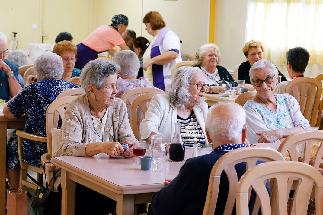 Des repas cuisinés maison et une ambiance familiale au restaurant de la résidence services seniors