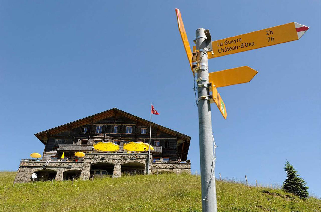 Auf der Terrasse des Regimentchalets genossen die letzten 80 Jahre unzählige Leute den Panoramablick. Quelle: Vincent Murith (Archivbild)
