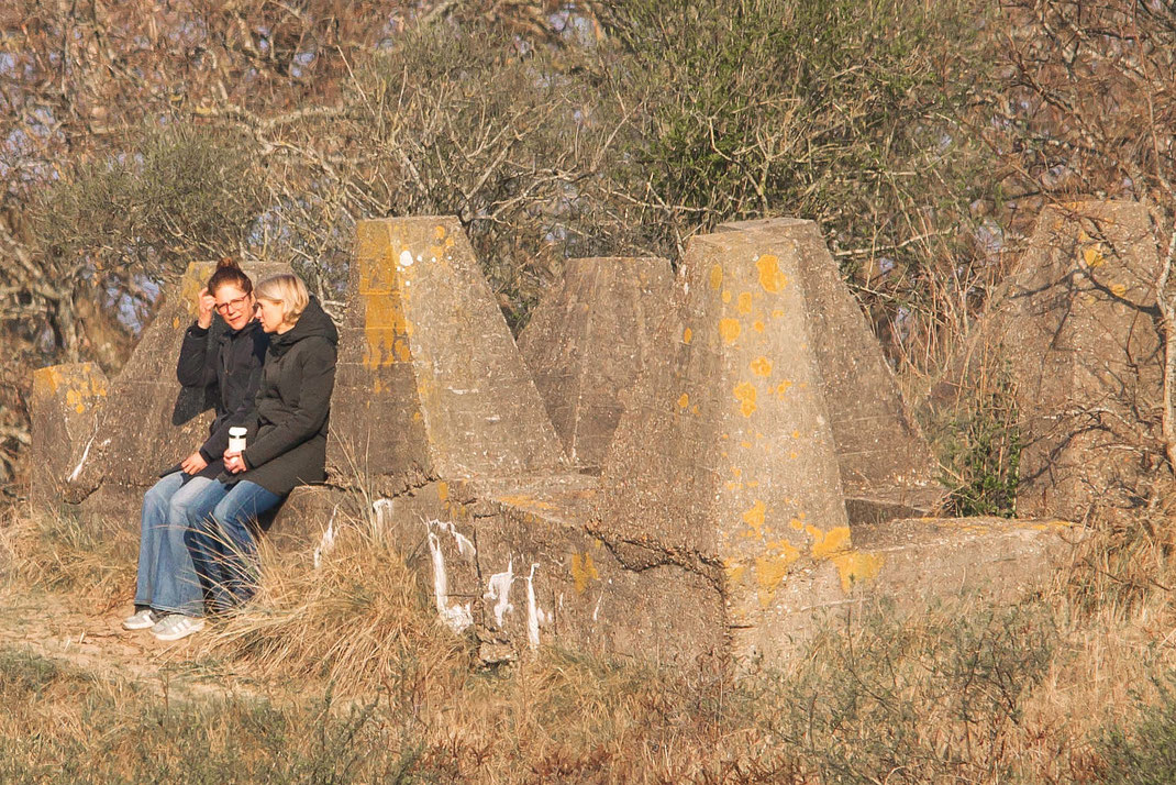 Mensen rusten op oude bunker,