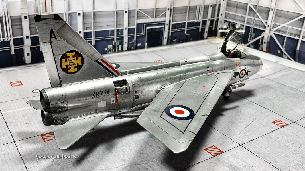 MWP Project : "Lightning" - English Electric Lightning F/3 - Trumpeter kit 1/32 scale model - full aluminum coated, detailed & customized