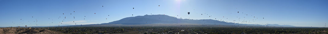 350 Heissluftballons im wunderschönen Panorama von Albuquerque mit den Sandia Mountains im Hintergrund