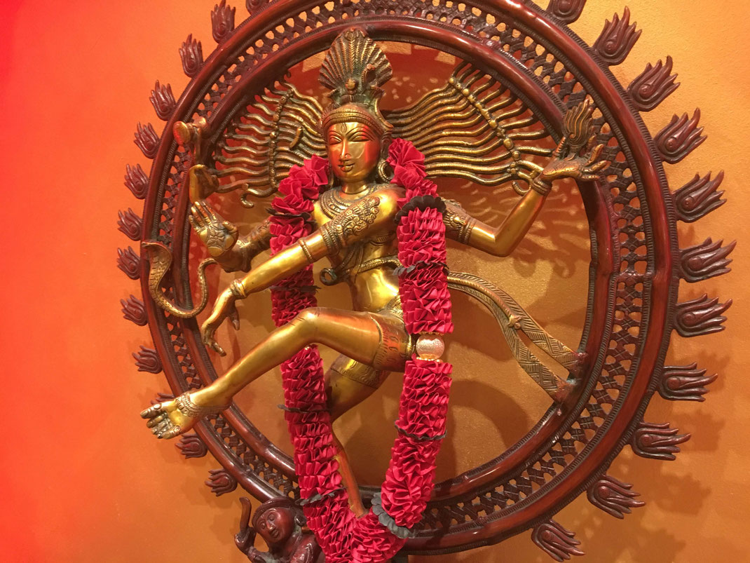 Shiva (Naṭarāja) - „König des Tanzes“. Er symbolisiert Schöpfung, Zerstörung und Wiedererschaffung des Universums.