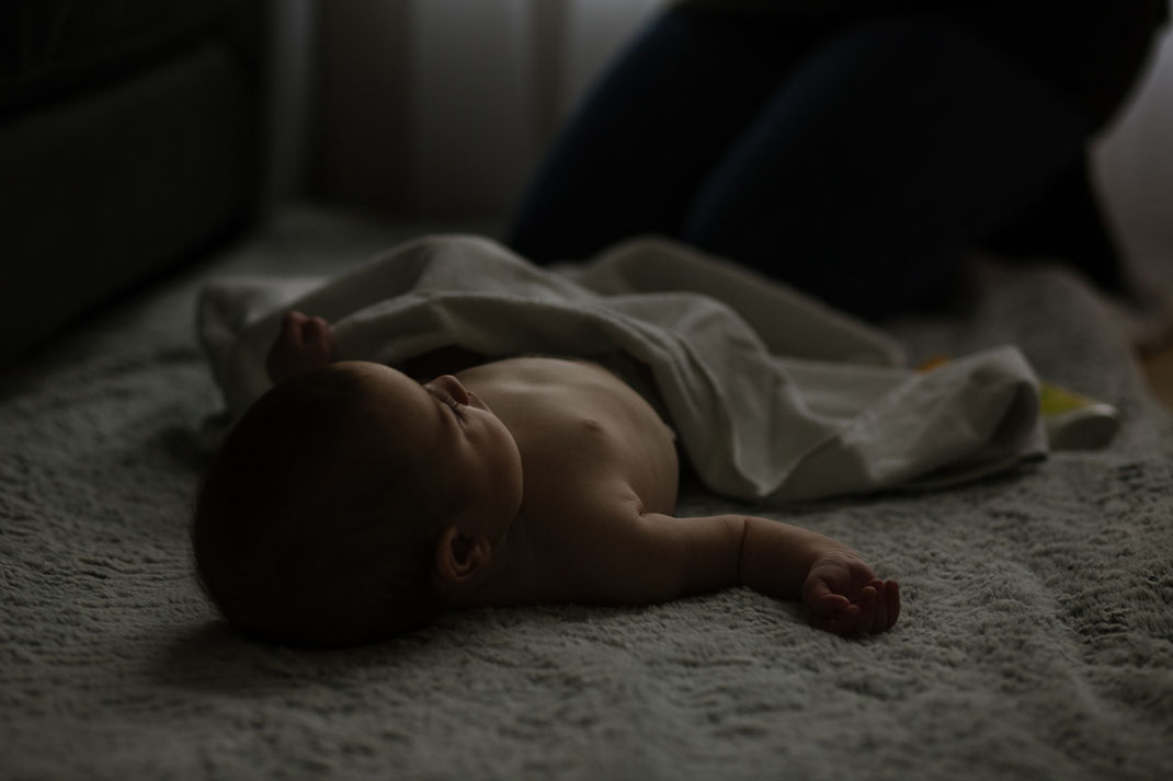 bébé se prépare pour séance massage post-natal avec Carole Marchand, photographe yvelines