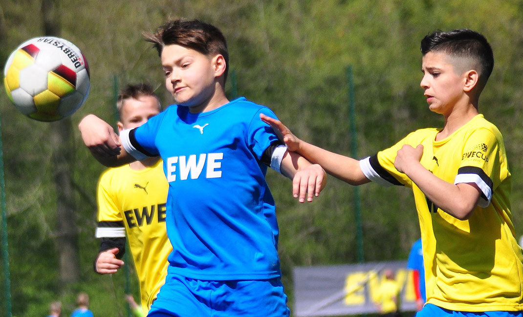 JFV Leer-Spieler Michael Berger (links) will sich mit seinem Team beim Supercup auch gegen die bekannten Gegner behaupten.